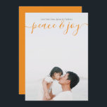 Vrede en vrolijke moderne Oranje Kaart voor Kerstm<br><div class="desc">Kerstvrede en feestelijke feestdag voor vrolijke feestdagen Foto van Ricaso - ontworpen met een fantastische stromende typografie voor vrede en vreugde - dit eenvoudige moderne, heldere oranje ontwerp is zeker een hit voor familie en vrienden ... gemakkelijk om uw eigen tekst en foto toe te voegen - Stuur uw groeten...</div>