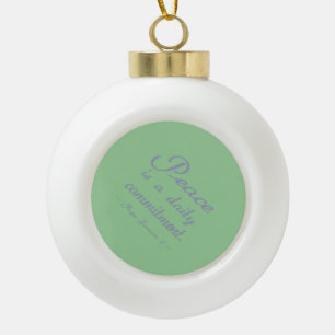 Vrede Is Een Dagelijkse Toezegging Quote Keramische Bal Ornament