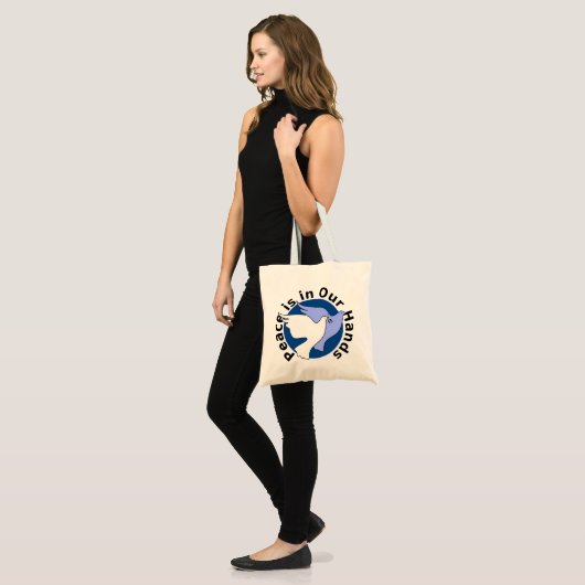 VREDE IS IN ONZE HANDEN  TOTE BAG (Voorkant (model))