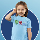 Vrede Liefde Chanoeka Schattig Meisje's Blauw T-shirt<br><div class="desc">Peace Love Chanoeka kinder T-shirt voor een joods kind dat graag Chanoeka viert. Een  vredesteken,  hart,  en een prachtige menora op een  meisjes t-shirt.</div>