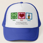 Vrede Liefde Debat Team Custom School Trucker Pet<br><div class="desc">Een schattig op maat gemaakt toespraak- en debatteam schoot glas cadeau met een vredesteken,  hart,  en iemand die achter een podium staat te spreken. Pas aan met uw school-,  hogeschool- of universiteitsnaam.</div>