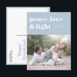 Vrede Liefde en Licht Blauw Chanoeka Foto Feestdagenkaart<br><div class="desc">Vrede,  liefde en licht. | Stuur je Chanoeka groeten naar familie en vrienden met dit aanpasbare Chanoeka-briefkaart. Het is een retro-gedurfde typografie. Personaliseer deze foto Hanukkah briefkaart door het toevoegen van uw gegevens. Dit aangepaste Chanoeka-briefkaart is verkrijgbaar in andere kleuren en karton. Overeenkomende objecten zijn ook beschikbaar.</div>