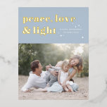 Vrede Liefde en Licht Blauw Chanoeka Foto Folie Feestdagen Briefkaart<br><div class="desc">Vrede,  liefde en licht. | Stuur je Chanoeka groeten naar familie en vrienden met dit aanpasbare Chanoeka-briefkaart. Het is een retro-gedurfde typografie. Personaliseer deze foto Hanukkah briefkaart door het toevoegen van uw gegevens. Dit gouden folie Chanoeka briefkaart is verkrijgbaar in andere kleuren en karton. Overeenkomende objecten zijn ook beschikbaar.</div>