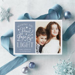 Vrede, liefde en licht | Hanukkah-foto Feestdagenkaart<br><div class="desc">De moderne,  op typografie gebaseerde Hanukkah-fotokaart is voorzien van uw favoriete foto met "Vrede,  Liefde en Licht" naast de typografie met witte letters. Pas uw familienaam,  persoonlijke namen en/of uw aangepaste bericht aan.</div>