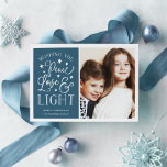 Vrede, liefde en licht | Hanukkah-foto Feestdagenkaart<br><div class="desc">De moderne,  op typografie gebaseerde Hanukkah-fotokaart is voorzien van uw favoriete foto met "Vrede,  Liefde en Licht" naast de typografie met witte letters. Pas uw familienaam,  persoonlijke namen en/of uw aangepaste bericht aan.</div>