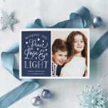 Vrede, liefde en licht | Hanukkah-foto Feestdagenkaart<br><div class="desc">De moderne,  op typografie gebaseerde Hanukkah-fotokaart is voorzien van uw favoriete foto met "Vrede,  Liefde en Licht" naast de typografie met witte letters. Pas uw familienaam,  persoonlijke namen en/of uw aangepaste bericht aan.</div>