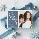 Vrede, liefde en licht | Hanukkah-foto Feestdagenkaart<br><div class="desc">De moderne,  op typografie gebaseerde Hanukkah-fotokaart is voorzien van uw favoriete foto met "Vrede,  Liefde en Licht" naast de typografie met witte letters. Pas uw familienaam,  persoonlijke namen en/of uw aangepaste bericht aan.</div>