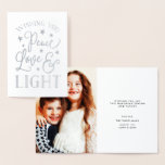 Vrede, liefde en licht | Hanukkah Photo Silver Folie Kaarten<br><div class="desc">Een op een feestelijke typografie gebaseerde Hanukkah-kaart is voorzien van "Peace,  Love and Light" aan de voorkant in hand letterstijl Silver folie. Voeg een favoriete familiefoto aan de binnenkant toe,  en personaliseer met een douanebericht en een handtekening.</div>