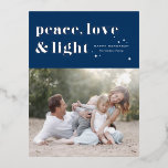 Vrede Liefde en Licht Marine Blauwe Chanoeka Foto Folie Feestdagen Briefkaart<br><div class="desc">Vrede,  liefde en licht. | Stuur je Chanoeka groeten naar familie en vrienden met dit aanpasbare Chanoeka-briefkaart. Het is een retro-gedurfde typografie. Personaliseer deze foto Hanukkah briefkaart door het toevoegen van uw gegevens. Dit zilveren folie Chanoeka briefkaart is verkrijgbaar in andere kleuren en karton. Overeenkomende objecten zijn ook beschikbaar.</div>