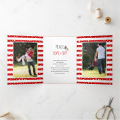 Vrede liefde en vreugde, bomen en rode versieringe drieluik wenskaart (Binnen)