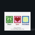 Vrede Liefde Pickleball Schattige  Feestdagenkaart<br><div class="desc">Peace Love Pickleball vakantiepas voor een pickle ball speler met een schattig vredesteken,  hart,  en een gele bal voor de sport. Prettige feestdagen Personaliseer met je eigen bericht voor  sportclub kerstkaarten.</div>