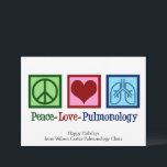 Vrede Liefde Pulmonologie  Pulmonoloog Feestdagenkaart<br><div class="desc">Peace Love Pulmonology vakantiepassen. Een coole pulmonoloog kerstkaart voor een longarts of verpleegkundige met een vredesteken,  hart en longen. Een geweldig ontwerp voor een longspecialist die astma en andere ademhalingsproblemen behandelt.</div>