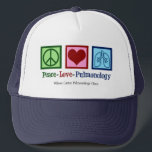 Vrede Liefde Pulmonologie  Pulmonoloog Trucker Pet<br><div class="desc">Peace Love Pulmonology pet. Een cool longarts cadeau voor een longarts of verpleegkundige met een vredesteken,  hart en longen. Een geweldig ontwerp voor een longspecialist die astma en andere ademhalingsproblemen behandelt.</div>
