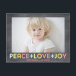 VREDE LIEFDE VREUGDE SCHOOLBORD FEstdAGEN FOTO Feestdagenkaart<br><div class="desc">Vier het seizoen met deze eenvoudige en tijdloze Kerstkaart met Joy Peace and Love (Vrede en Liefde) thema met stijlvolle moderne gestippelde typografie in pasteltinten (groen,  geel,  oranje,  lichtblauw,  roze,  lila,  paars) op een eenvoudige achtergrond van een krijtbord op zwart (verwijderbaar).</div>