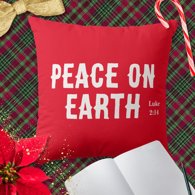 Vrede op Aarde Bijbel Vers Rood Modern Kerstmis Kussen (A festive Christmas throw pillow cushion with 'Peace on Earth' words, in white on red)