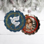 Vrede op Aarde Duif Vredesbord Krans Geïllustreerd Ornament Kaart<br><div class="desc">Kerst Kaart Ornamenten zijn eindelijk hier; creëer een aandenken met originele handbelettering en illustratie van een duif,  vredesteken krans en een foto met tekst op de rug naar mail aan uw geliefden; kleur van de achtergrond zijn bewerkbaar</div>