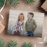 Vrede op aarde | kerstfeestfoto briefkaart<br><div class="desc">Verstuur vakantiebezoekers met deze moderne briefkaarten voor kerstmis met uw favoriete landschap of horizontale georiënteerde foto met een witte tekstbedekking met citaat "Vrede op Aarde". Pas aan met uw namen en het jaar eronder.</div>