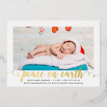 Vrede op aarde met kerstmis Foto geboorteaankondig Folie Feestdagenkaart<br><div class="desc">Een simpele, elegante kerstgeboorte aankondiging met gouden folie, "vrede op aarde". De kleurenopties voor folie omvatten ook roos goud en zilver. Kleine hartaccenten in de typografie voegen een speciale aanraking toe. Gemakkelijk om met uw eigen foto en tekst aan te passen! De achterkant bevat een patroon van lichtgrijze stippen. Voor...</div>