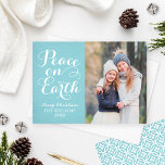 Vrede op aarde mooi script Aqua Photo Holiday Feestdagenkaart<br><div class="desc">Het elegante ontwerp van het kerstfotoontwerp "Vrede op Aarde" biedt een minimaal fotoontwerp met een mooi wit script en een foto met aangepaste "tekst die kan worden gepersonaliseerd". Peaceful pool/aqua blue background color (kan worden aangepast) met subtiele rustige texturele verschijning en modern geometrisch patroon op de rug.</div>