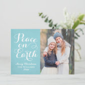 Vrede op aarde mooi script Aqua Photo Holiday Feestdagenkaart (Staand voorkant)