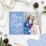 Vrede op aarde - prachtige, blauwe foto feestdagenkaart<br><div class="desc">Het elegante ontwerp van het kerstfotoontwerp "Vrede op Aarde" biedt een minimaal fotoontwerp met een mooi wit script en een foto met aangepaste "tekst die kan worden gepersonaliseerd". Vreemde blauwe achtergrondkleur (kan worden aangepast) met subtiele rustige texturele verschijning en modern geometrisch patroon op de rug.</div>