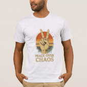 Vrede over chaos – Retro Sunset Statement T-shirt (Voorkant)