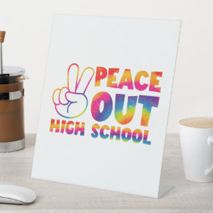 Vrede uit middelbare schooltijd verf laatste dag v reclamebord met voetstuk