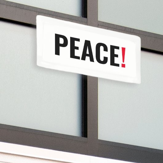 Vrede uitroepteken wit zwart rood anti-oorlog spandoek (Buitenkant Gebouw)