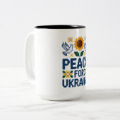 Vrede voor Oekraïne Pixel Folk Art Tweekleurige Koffiemok (Voorkant links)