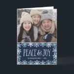 Vrede & Vreugde | de Moderne Gevouwen Kaart van de<br><div class="desc">Deze moderne die één-foto vakantiekaart kenmerkt de uitdrukking "Vrede & Vreugde" in leuke hand wordt geschreven die van letters voorzien die en door een grens van mooie sneeuwvlokken in schaduwen van blauw tegen een marineblauwe achtergrond wordt omringd.</div>
