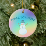 "Vrede, vreugde, hoop" Snowman Pastel Rainbow Keramisch Ornament<br><div class="desc">regenboogombre in een leuk design,  plus een snowman en de woorden "Vrede,  Joy,  Hoop"! Dit prachtige regenboogontwerp is kleurrijk,  uniek,  zacht en prismatisch! Zo ,  en zo'n geweldige manier om een pop kleur toe te voegen aan je kerstdecor!</div>