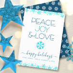 Vrede Vreugde Liefde Turquoise Sneeuwvlok Typograf Feestdagenkaart<br><div class="desc">"Vrede, vreugde en liefde." Een leuke, speelse, sneeuwvlokillustratie en moderne typografie op een witte achtergrond helpen je in het vakantieseizoen te gebruiken. Extra faux turquoise folie sneeuwvlokken en confetti stippen lijst de kaart. Een wit sneeuwvlokpatroon bedekt donkerblauw op de rug. Voel de warmte en de vreugde van de feestdagen wanneer...</div>