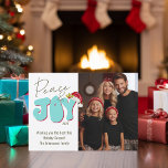 Vrede Vreugde Retro Font 1 Foto Familie Kerstmis Feestdagenkaart<br><div class="desc">Dit feestelijke Peace & Joy-ontwerp is gemaakt met behulp van een leuk modern scriptlettertype en mijn met de hand geletterde bloklettertype in een retro 80's-stijl in aquablauw en rood afgewerkt met mijn handgeschilderde kerstmuts met hulst en bessen om uw familiefoto te laten schitteren als de ster. Voeg je familienaam en...</div>