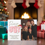Vrede Vreugde Retro Font 1 Foto Schattigee Familie Feestdagenkaart<br><div class="desc">Dit feestelijke Peace & Joy-ontwerp is gemaakt met behulp van een leuk modern scriptlettertype en mijn met de hand geletterde bloklettertype in een retro 80's-stijl in bleek roze en rood afgewerkt met mijn handgeschilderde kerstmuts met hulst en bessen om uw familiefoto te laten schitteren als de ster. Voeg je familienaam...</div>