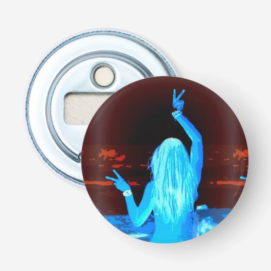 vredelievend hippiemeisje button flesopener (Voorkant)