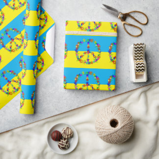 Vredesbord met bloemen, oekraïense vlag, wat cadeaupapier