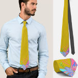 Vredesduif, geen oorlogsgeel stropdas<br><div class="desc">Dit prachtige aangepaste stropdas heeft een kleurrijke en artistieke vredesduif in roze blauw op gele achtergrond in pop-art stijl. Ideale manier om je houding ten opzichte van vrede en vrijheid,  tegen oorlog en show prachtig te . Voor pacifisten,  anti-oorlogsdemonstraties en vredeszoekers.</div>