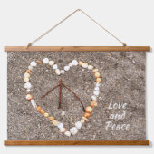 Vredesgebarentaal in het hart van de Seashells op  Hangend Wandkleed (Voorkant)