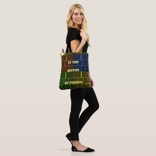 Vredesliefde en eenheid aan de onderkant van het g tote bag (Op model)