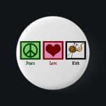 Vredesliefdes en -breien ronde button 5,7 cm<br><div class="desc">Ik ga nergens heen zonder mijn naalden en garen voor breien. Een schattig breittergeschenk dat de Peace Love Knit leest onder een  design.</div>