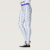 Vredeslog in blauw leggings (Links)