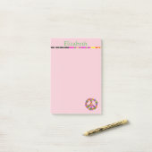 Vredesteken gepersonaliseerd met naam in roze post-it® notes (Op bureau)
