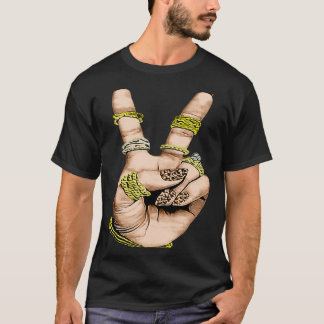Vredesteken met bruin gelakte nagels afbeelding t-shirt