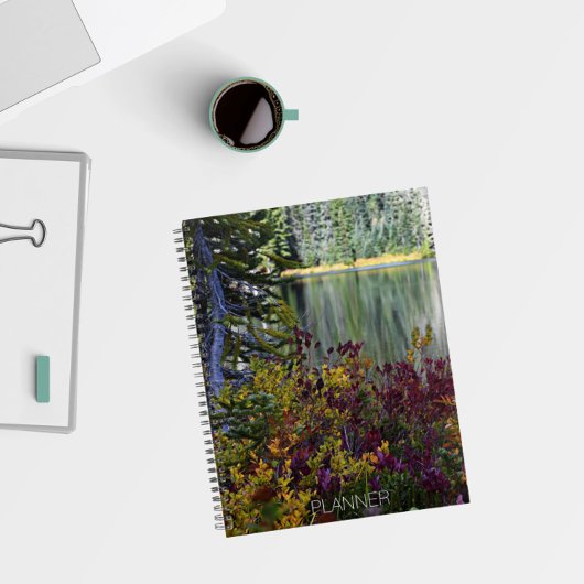 Vredig meer levendige herfstkleuren landschap planner