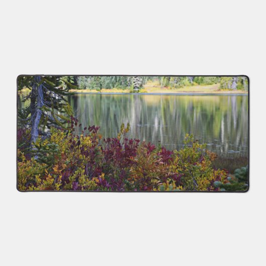 Vredige Lake Vibrant Herfst Kleurenlandschap Bureaumat (Voorkant)