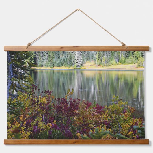 Vredige Lake Vibrant Herfst Kleurenlandschap Hangend Wandkleed (Voorkant)