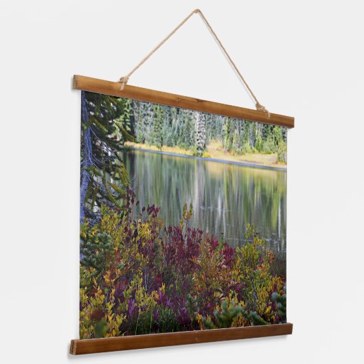 Vredige Lake Vibrant Herfst Kleurenlandschap Hangend Wandkleed (Gebogen)