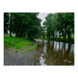 Vredige rivier Elwy Shores in St. Asaf Perfect Poster