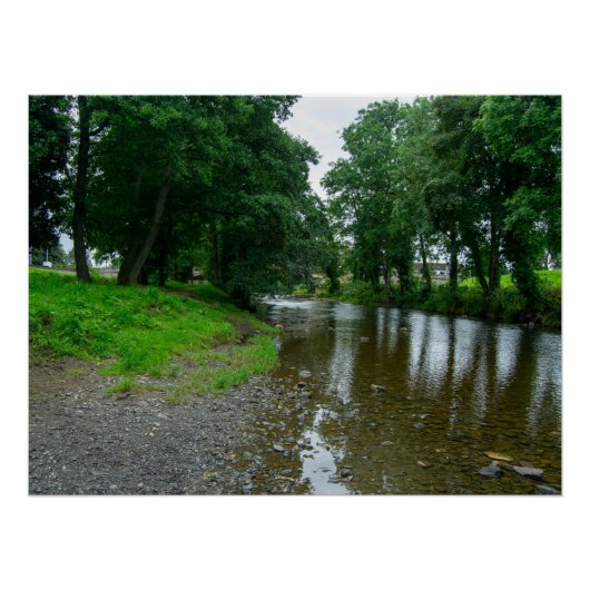 Vredige rivier Elwy Shores in St. Asaf Perfect Poster (Voorkant)