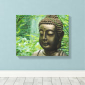 Vreedzaam Boeddhabeeld in een Bladergroen Bos Canvas Afdruk (Insitu (Houten vloer))